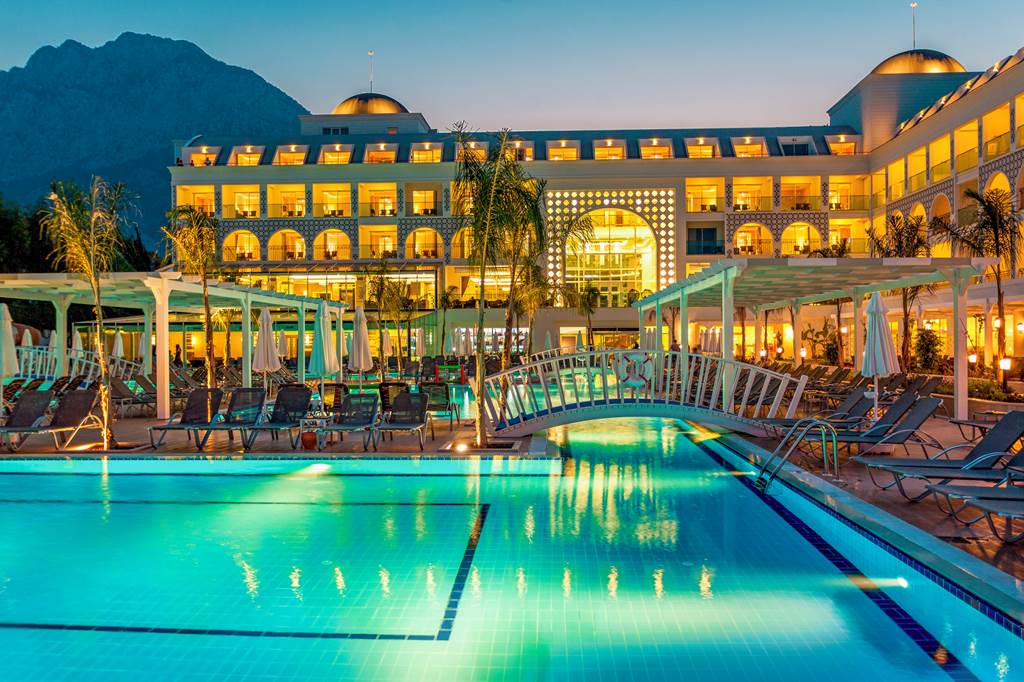Karmir Resort & Spa
